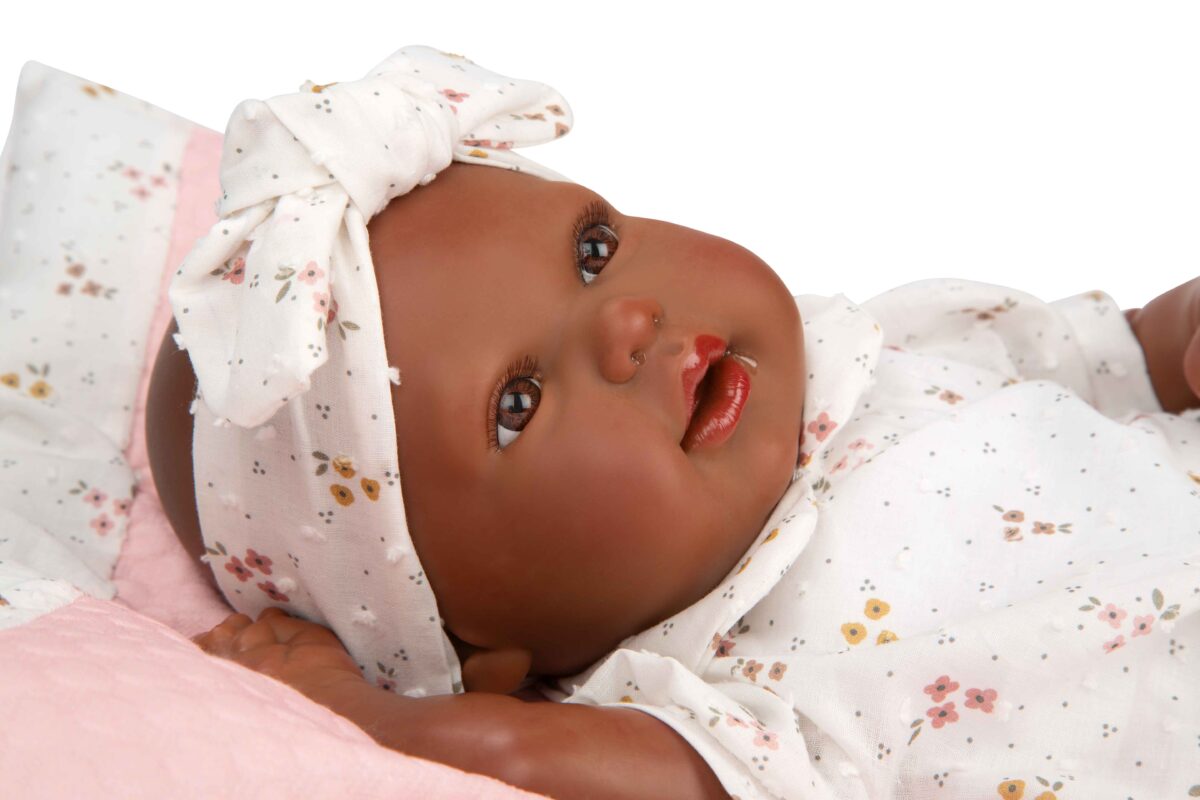 Muñeca reborn Arias 45cm Sasha Mulata C/Cojin - Imagen 3